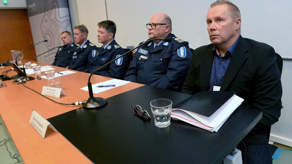 Tutkinnanjohtaja Kimmo Huhta-aho kuvassa oikealla.