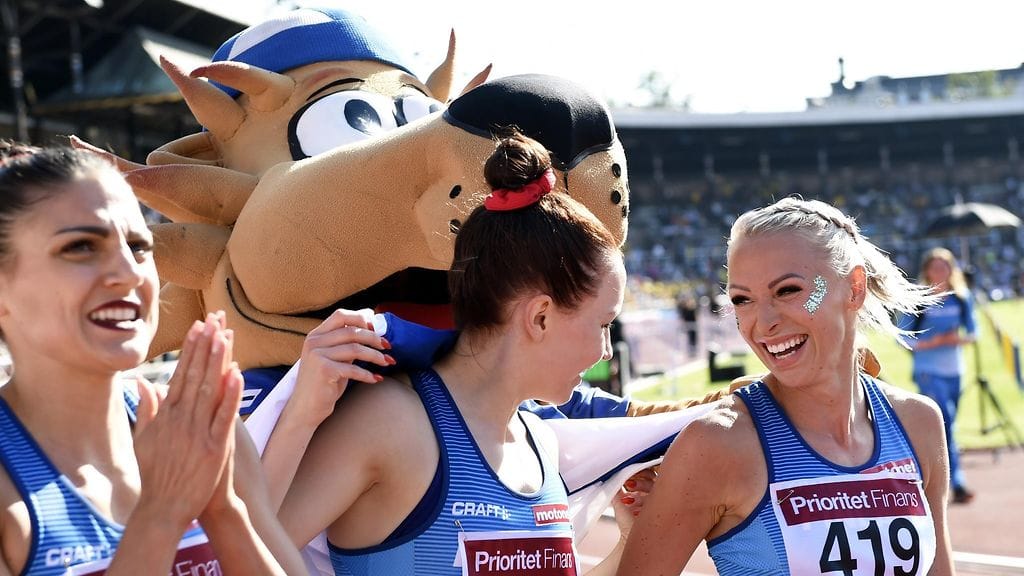 Annimari Korte (oik.), Nooralotta Neziri (vas.) ja Reetta Hurske juoksivat 100 metrin aidoissa kolmoisvoiton Suomeen.