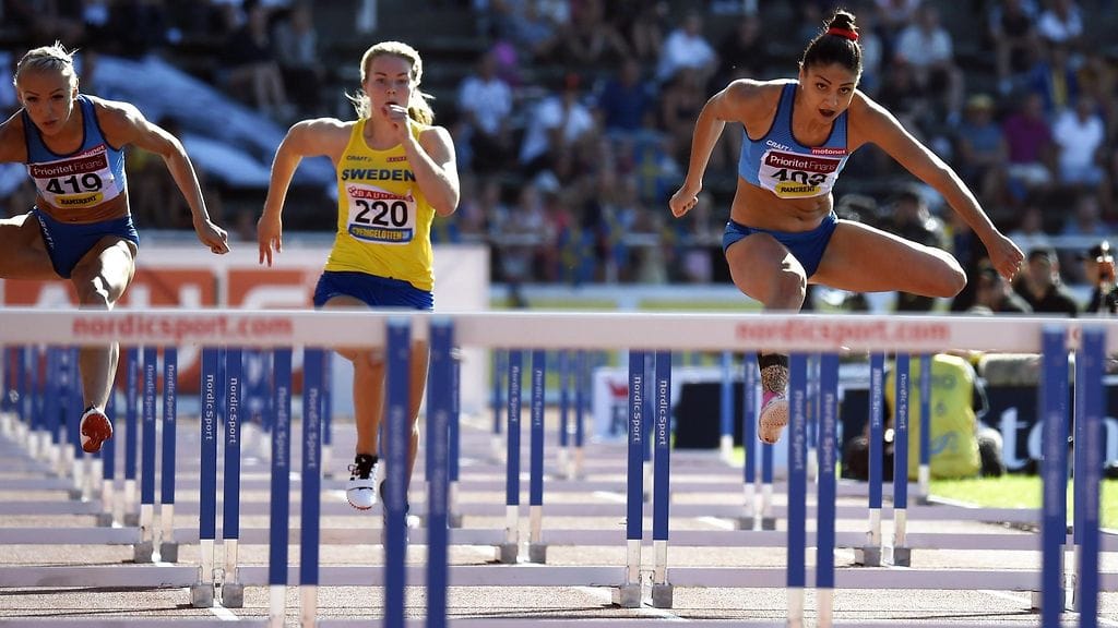110 metrin aidoissa suomalaisnaiset juoksivat kolmoisvoittoon Annimari Kortteen (vas.) ja Nooralotta Nezirin johdolla.