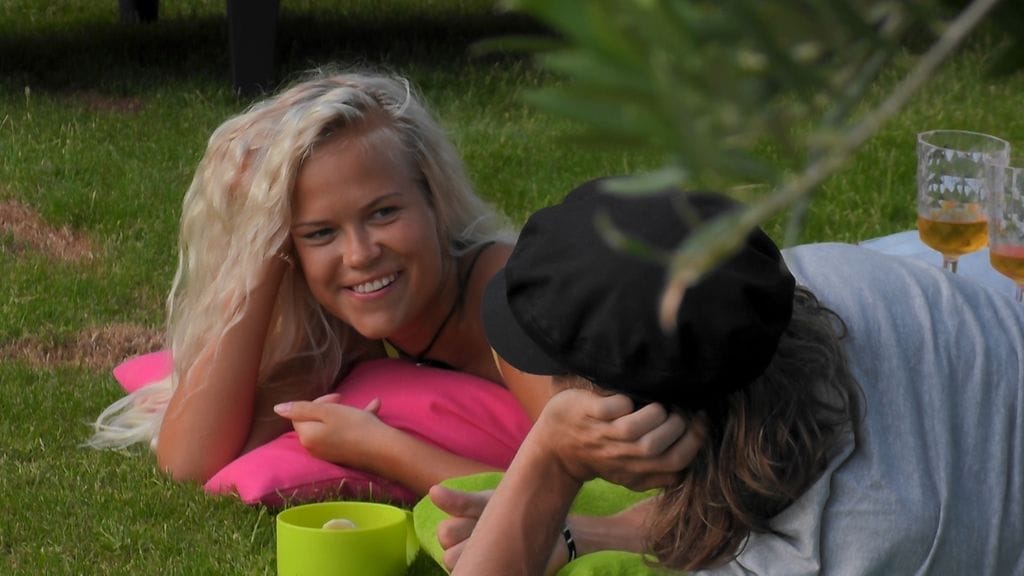 Sofia ja Reetu ovat läheisissä tunnelmissa illan jaksossa.