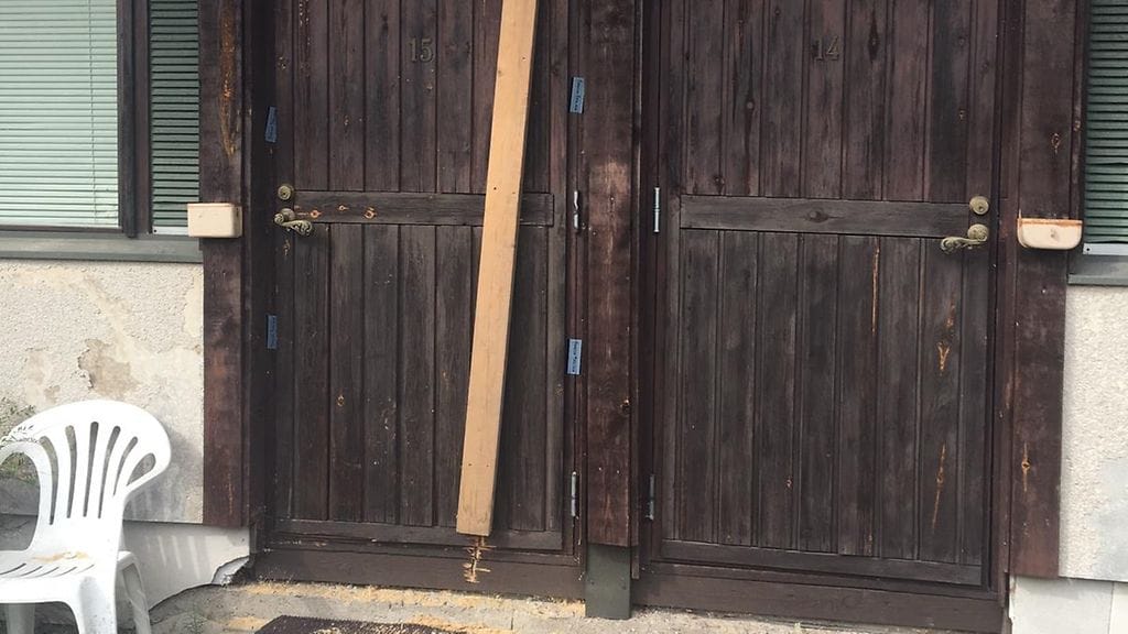 Porvoolaisen motellin oveen on asetettu poliisin tarroja.