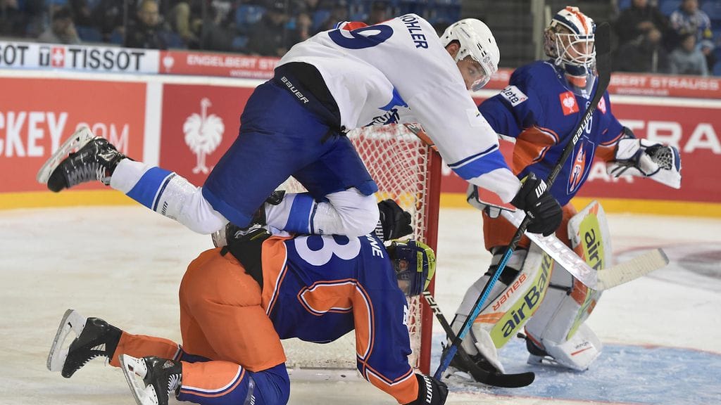 Tapparan Aleksi Elorinne jäi viime vuoden CHL-ottelussa Brnon Bedrich Kohlerin jyrän alle.