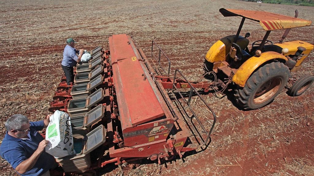 Maanviljelijät istuttivat soijaa kuivuuden kurittamalle pellolle Paranan osavaltiossa Brasiliassa vuonna 2017.