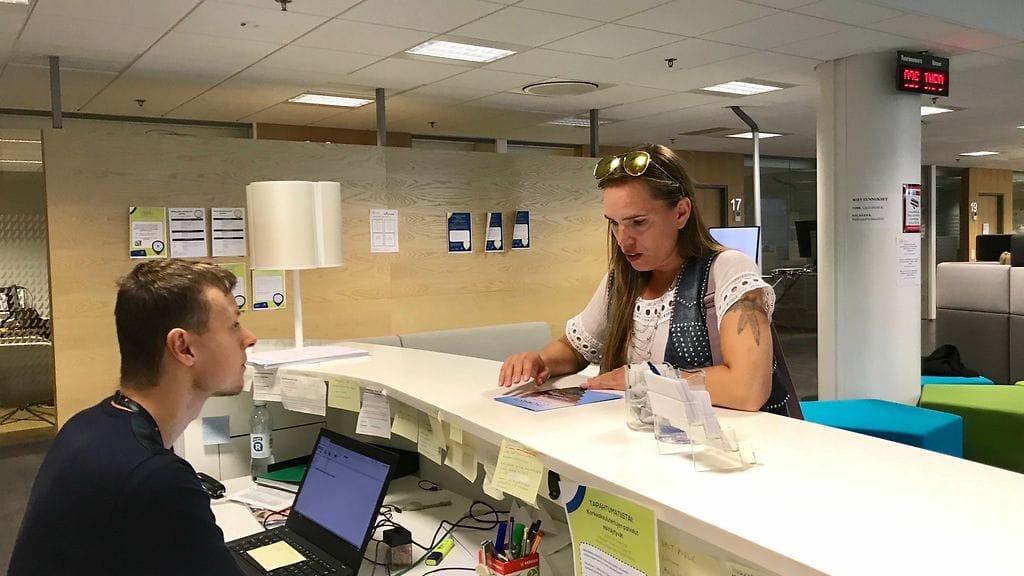 Iira Ohinmaa saapui TE-toimistoon ensimmmäistä kertaa sitten ensimmäisen lapsen syntymän, josta on kulunut kahdeksan vuotta. Ohinmaa toivoo löytävänsä kulttuurialan töitä, erityisesti kirjallisuuteen liittyvät työt kiinnostavat.