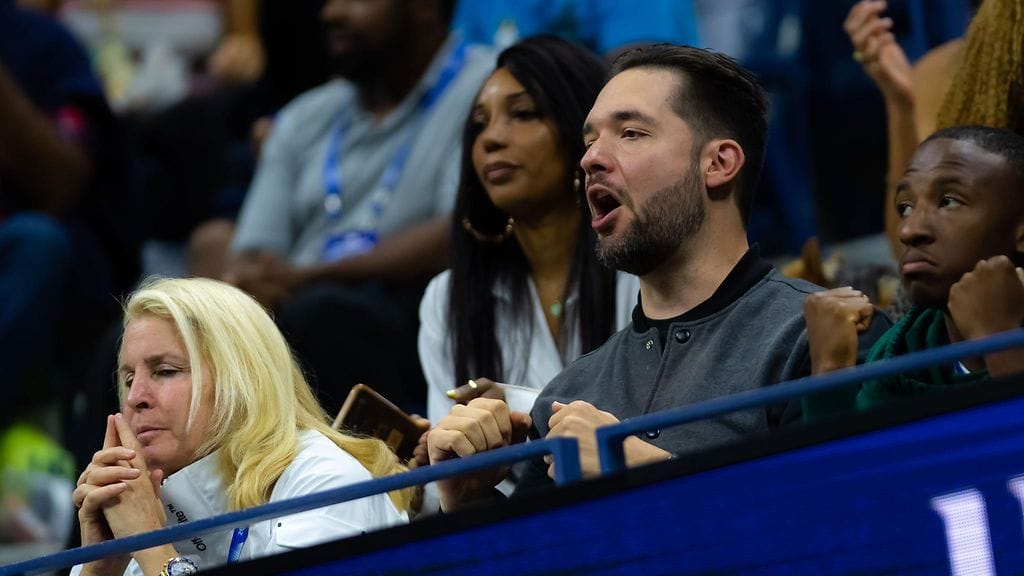 Alexis Ohanian kannusti aviopuolisoaan Serena Williamsia US Openin avauskierroksen ottelussa Maria Sharapovaa vastaan.