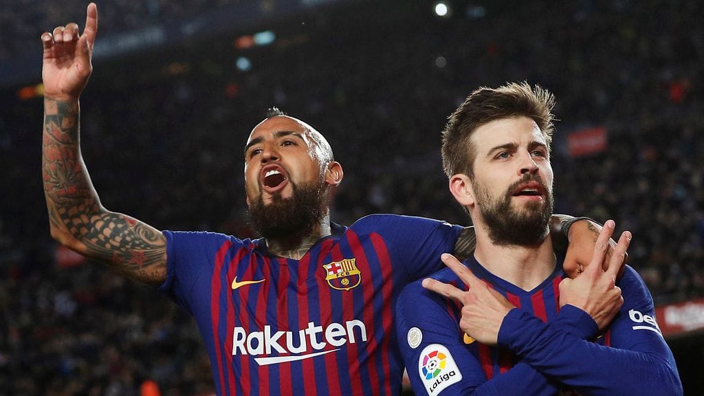 Gerard Piqué (oik.) ja Arturo Vidal osaavat myös kortinpeluun.