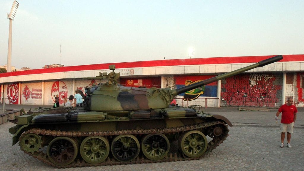 Tankki on nyt Punaisen Tähden kotiareenan pihalla.