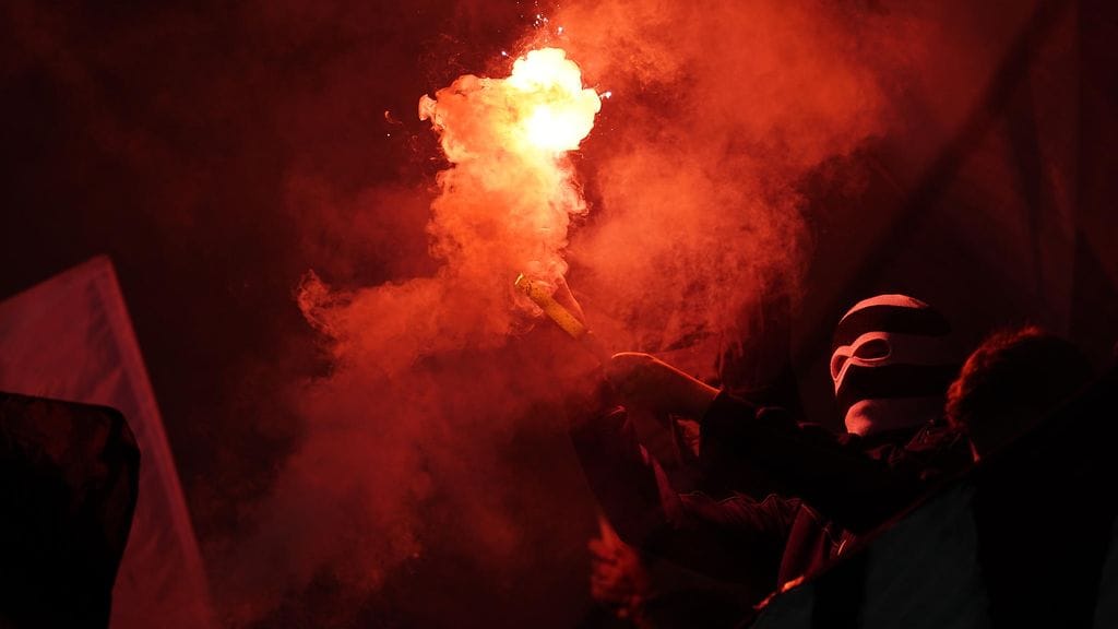 Rosenborgin fanien soihdut syttyivät Trondheimin illassa.