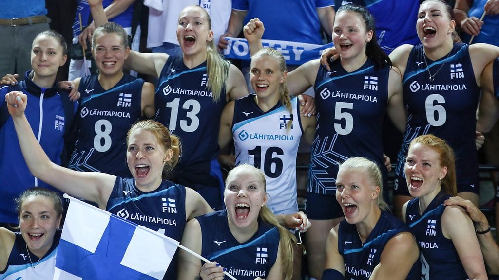 Suomen lentopallonaiset juhlivat tiistaina voittoa Ranskasta.