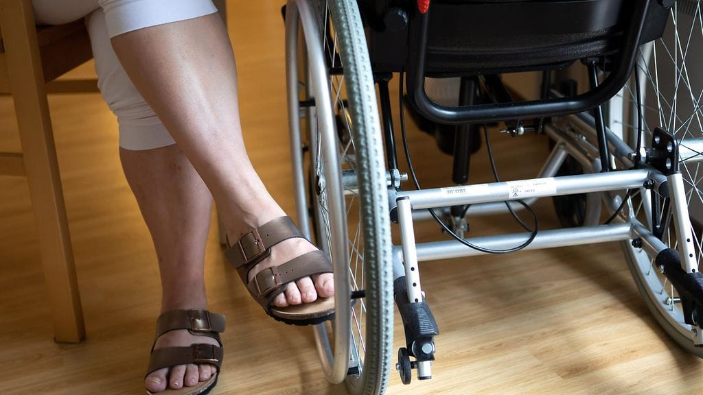 Perhe- ja peruspalveluministeri Krista Kiuru (sd.) linjasi eilen, että hallituksen esitys sitovasta 0,7 vähimmäismitoituksesta ympärivuorokautiseen hoivaan annetaan eduskunnalle syysistuntokauden aikana.