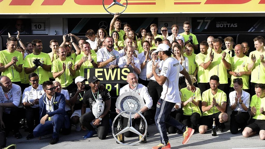 Mercedeksen tiimi juhli Lewis Hamiltonin voittoa Unkarissa.