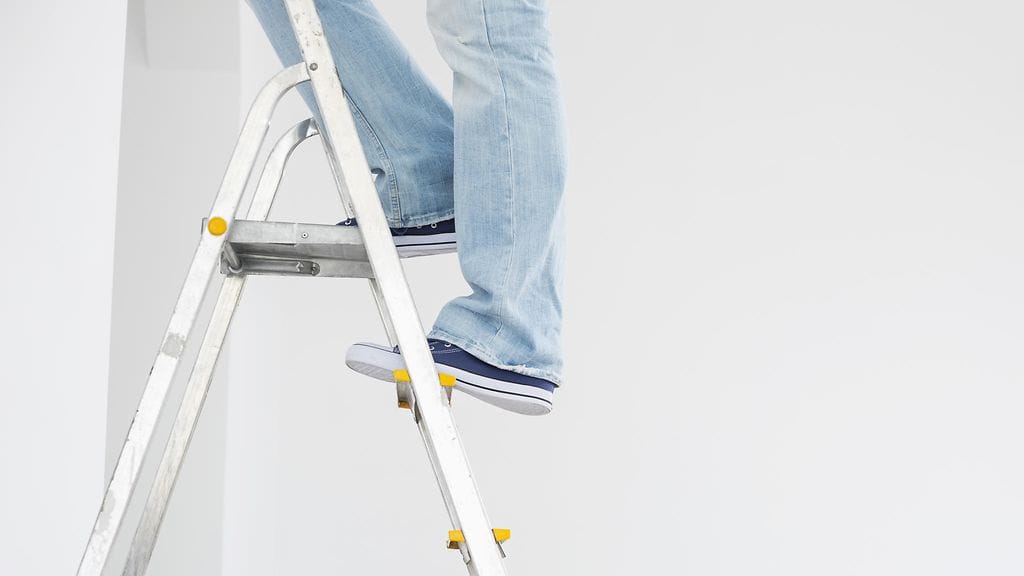 Miehen pää jäi viideksi päiväksi jumiin tikkaisiin. Kuvituskuva.