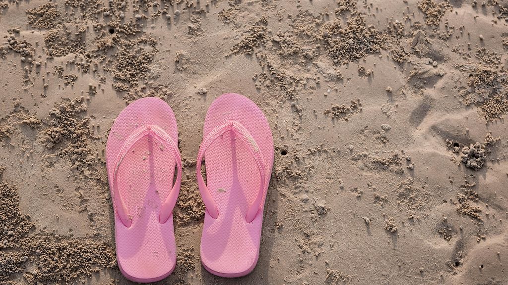 Kuumuus on saanut monen kengät kutistumaan. Kuvituskuva.