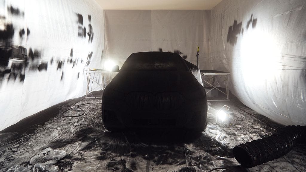 Maailman mustimmalla mustalla maalattu BMW X6 on hämmentävä näky