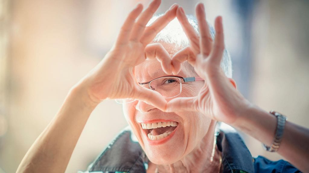 Myönteinen elämänasenne auttaa elämään pidempään. Pessimisti voi muuttaa omia ajatustapojaan myönteisemmiksi. Kuvituskuva.