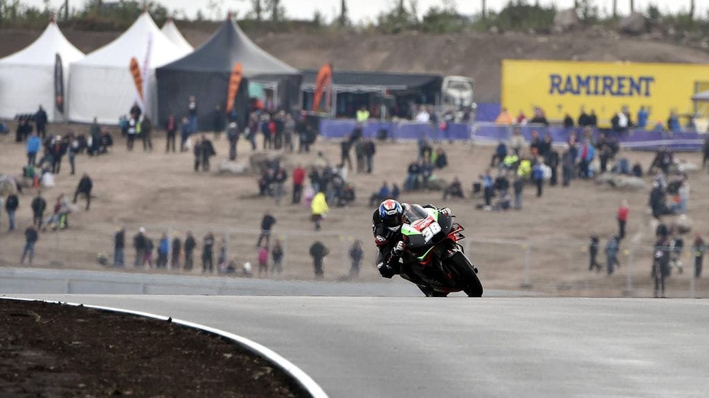 Aprilian Bradley Smith ratamoottoripyöräilyn MotoGP-luokan testiajoissa KymiRingillä