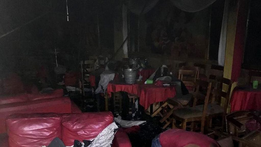 Kuva baarista, jonne hyökkääjät heittelivät polttopulloja.