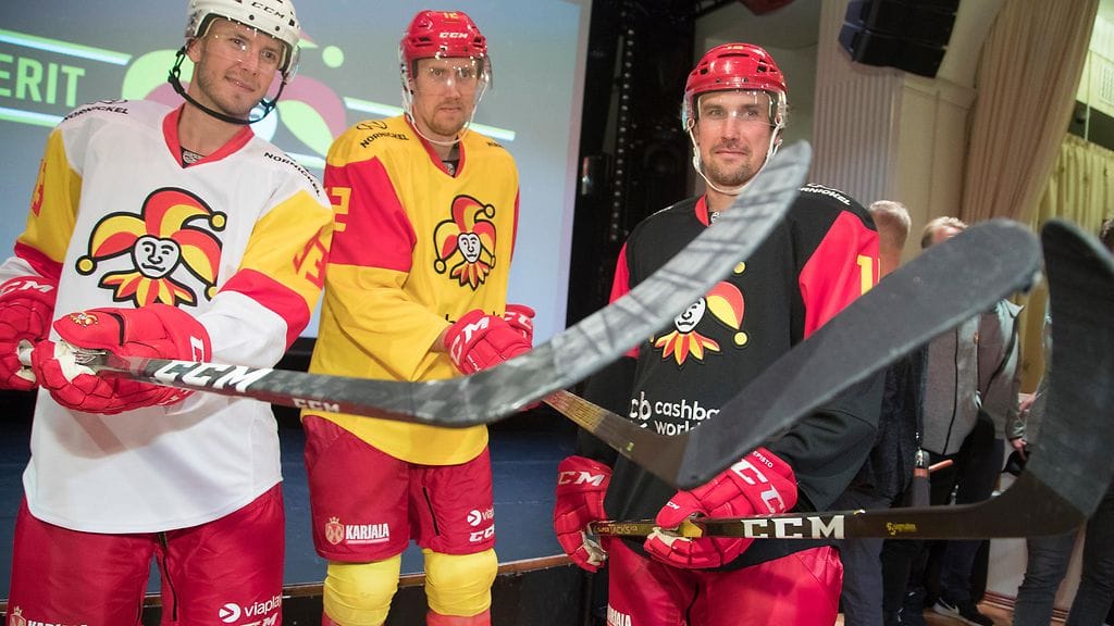 Peter Regin (vasemmalla) toimii Jokereiden kapteenina myös tulevalla kaudella. Marko Anttila (keskellä) ja Sami Lepistö (oikealla) ovat varakapteeneita.