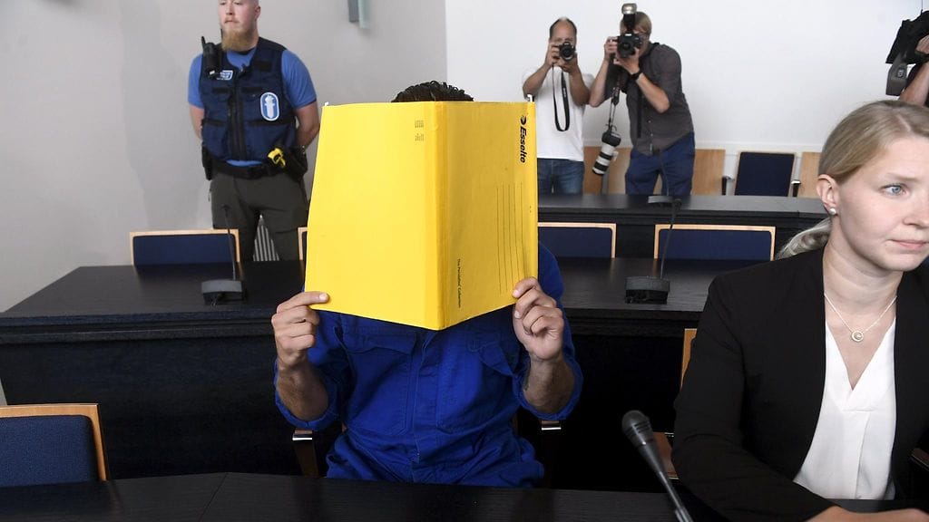 Porvoon ampumisesta epäiltyjen veljesten vangitsemisistunnot järjestetään Vantaalla Itä-Uudenmaan käräjäoikeudessa, kuvassa nuorempi veljeksistä asianajajansa kanssa.