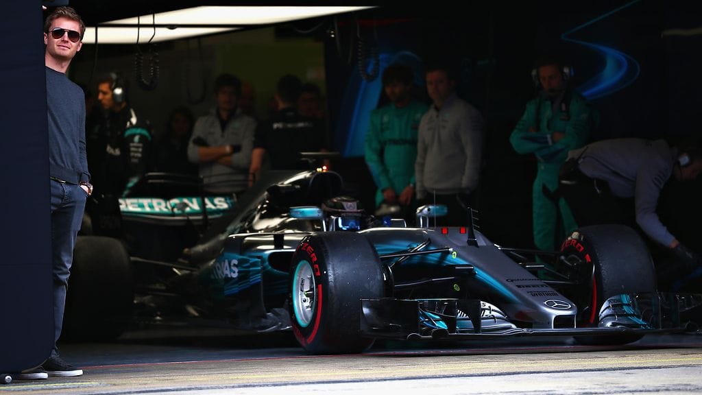 Nico Rosberg Valtteri Bottaksen varikkopilttuussa Barcelonan testeissä 2017.