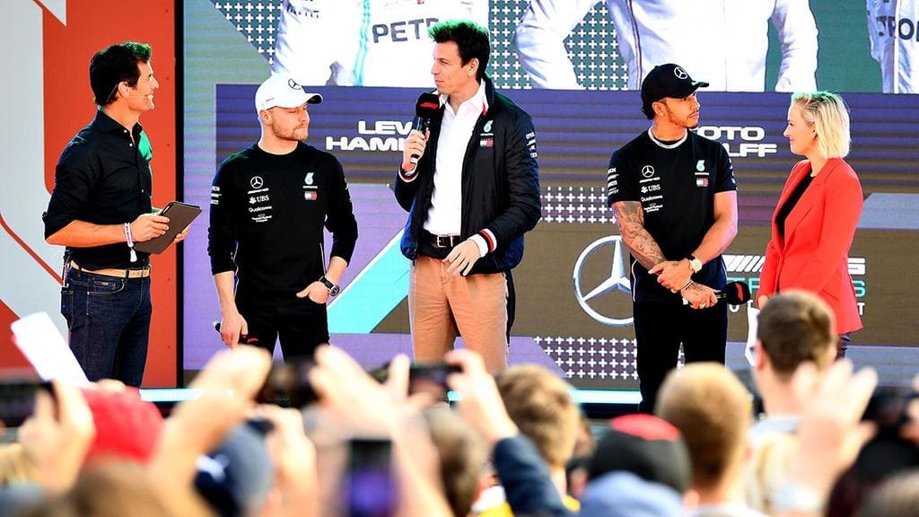Valtteri Bottas, Toto Wolff ja Lewis Hamilton F1-kauden avaustilaisuudessa Melbournessa.