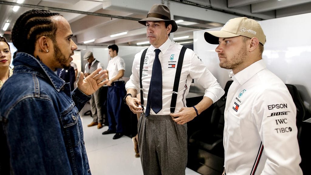 Toto Wolff (kesk.) kuuntelee Lewis Hamiltonia.