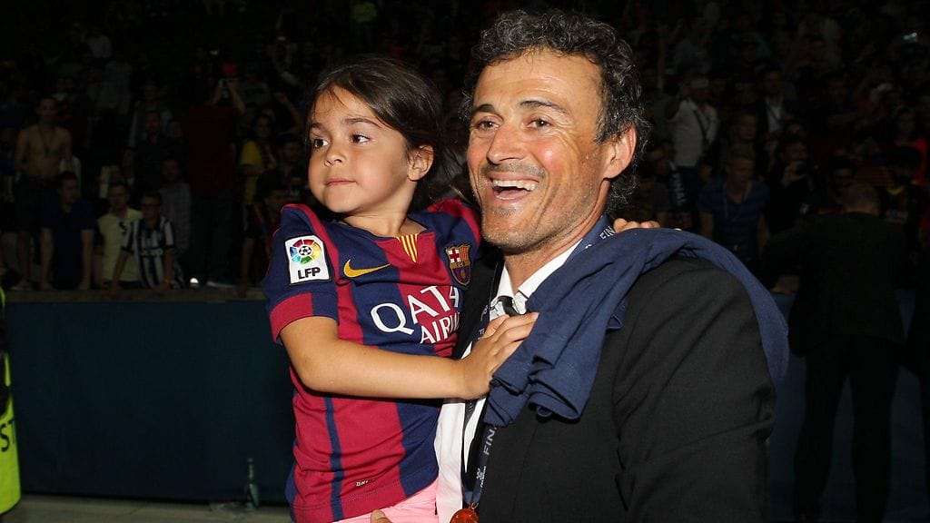 Luis Enrique (oikealla) ja hänen tyttärensä Xana Mestarien liigan voittojuhlissa vuonna 2015.