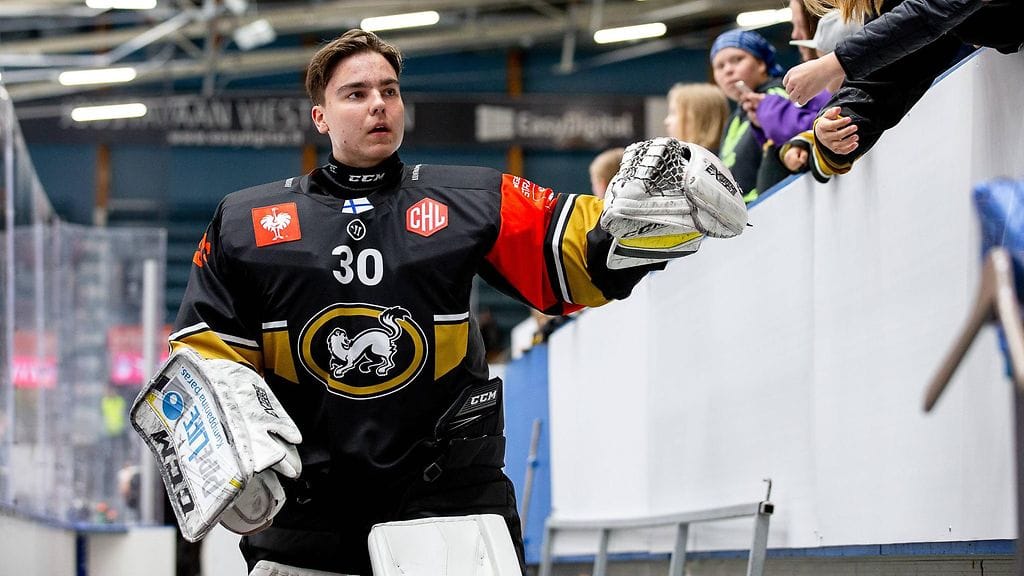 19-vuotias Justus Annunen torjuu perjantaina Kärppien maalilla.