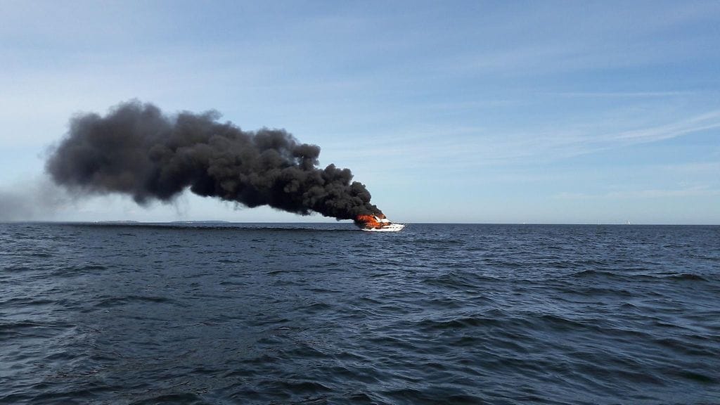 Vene roihusi Helsingin edustalla.