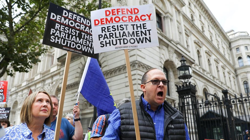 Mielenosoituksissa vastustetaan pääministeri Boris Johnsonin hallinnon aikomusta keskeyttää parlamentin työ maan suunniteltua EU-eroa edeltävillä viikoilla.