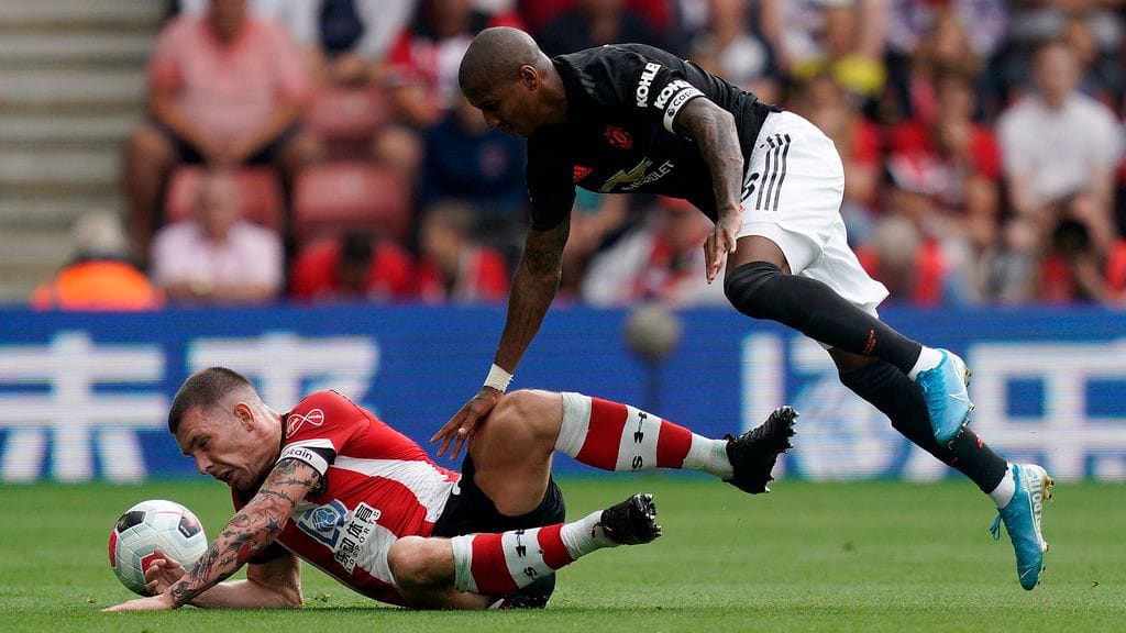 Southamptonin Pierre-Emile Hojbjerg (vas.) ja Manchester Unitedin Ashley Young väänsivät lauantaina.