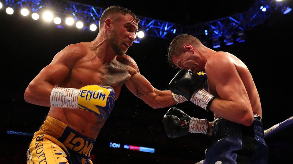 Vasili Lomatshenko (vas.) päihitti Luke Campbellin MM-ottelussa.