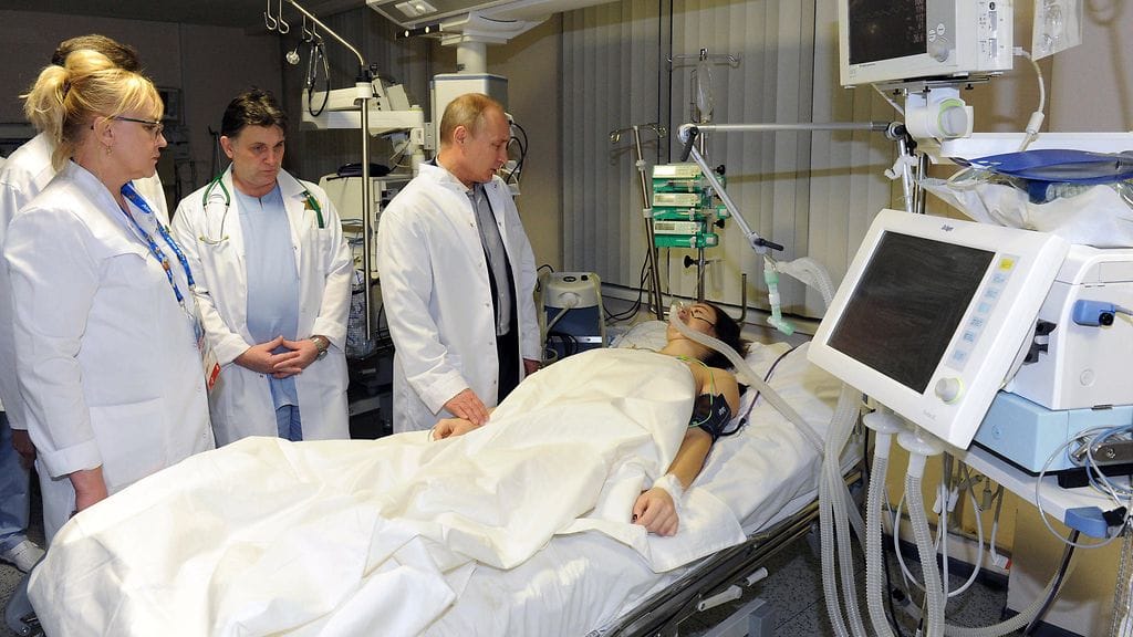 Vladimir Putin vieraili katsomossa pahasti loukkaantunutta Maria Komissarovaa.