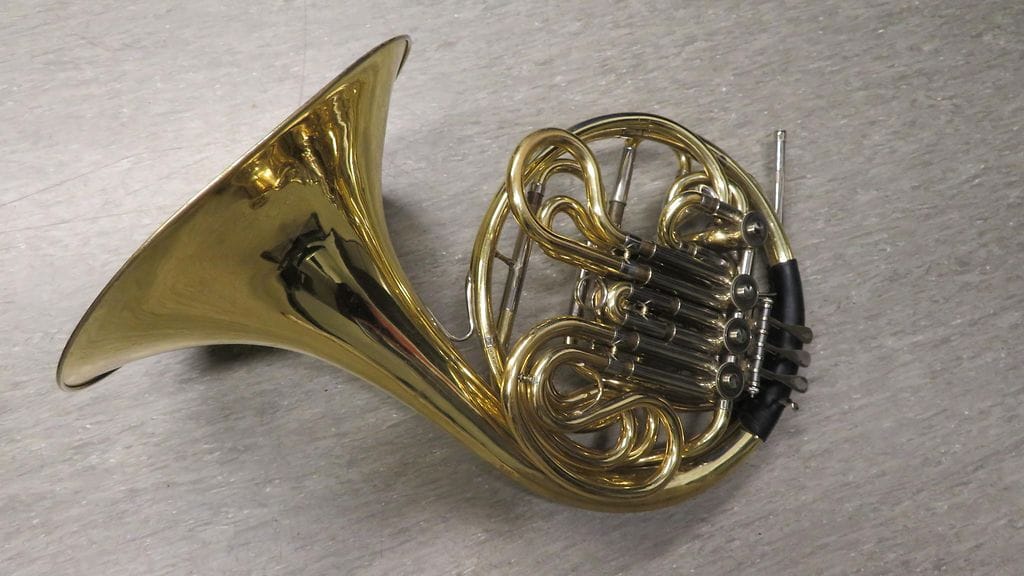 Poliisi etsii Seinäjoella mieskolmikon hallusta löydetyn käyrätorven omistajaa. Kuva: poliisi.