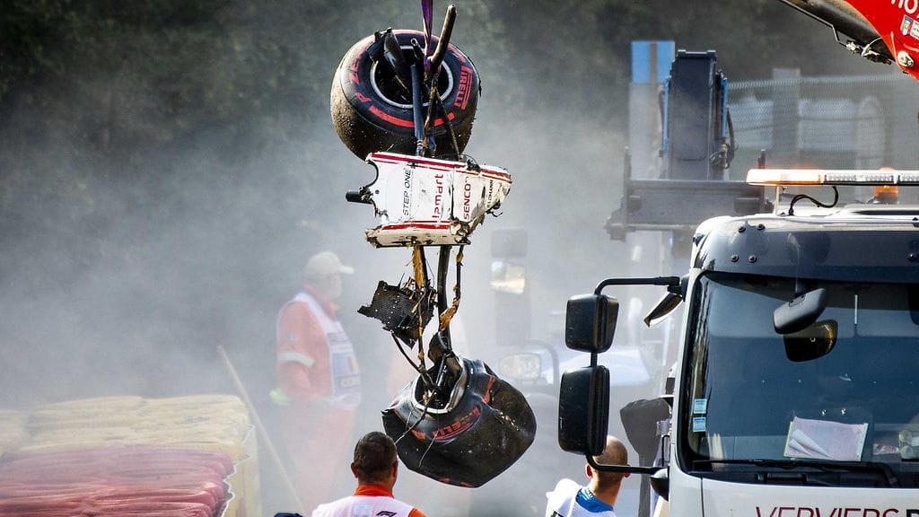 Juan Manuel Correan vammauttaneen auton keulaosa meni Belgian kolarissa täysin pirstaleiksi.