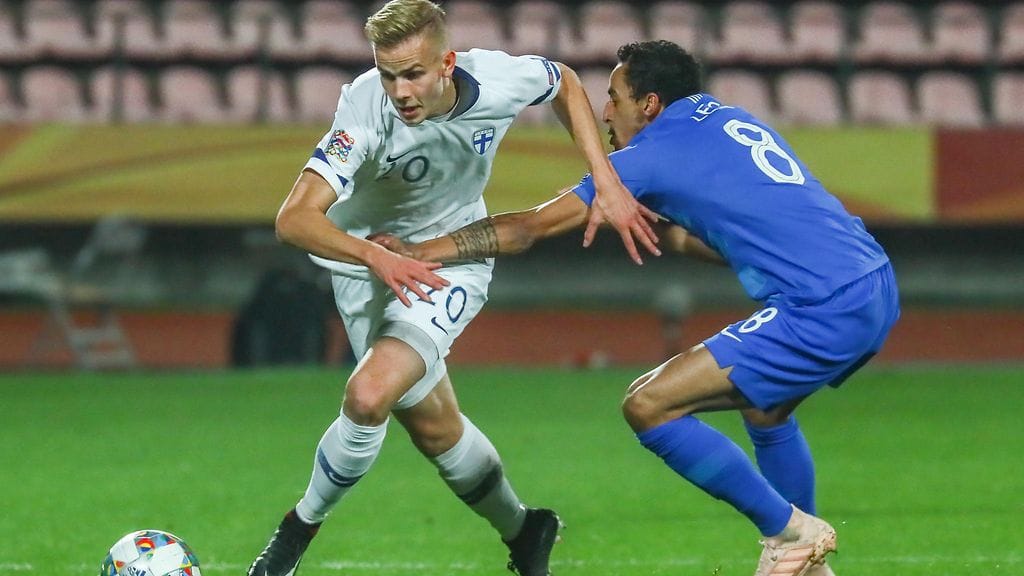 Jasse Tuominen pelannee Teemu Pukin vierellä Kreikkaa vastaan.