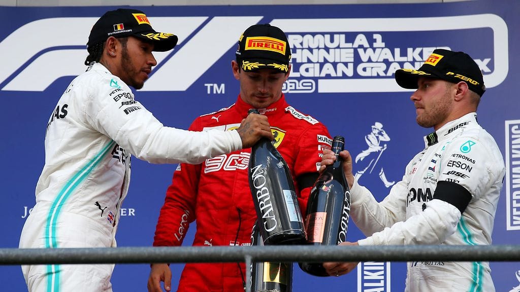 Lewis Hamilton, Charles Leclerc ja Valtteri Bottas palkintopallilla Belgiassa.