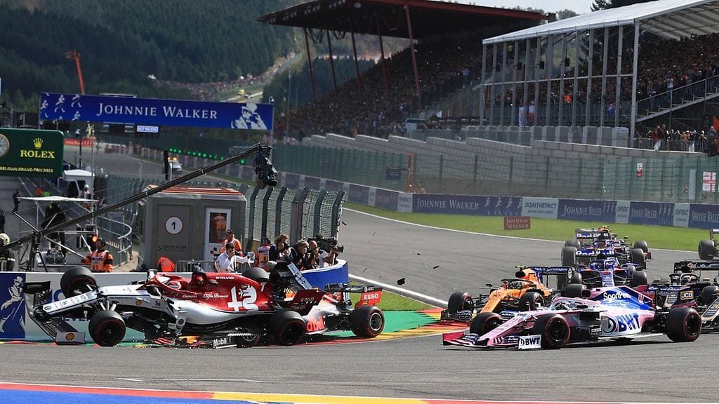 Kimi Räikkönen joutui kahdelle pyörälle Belgian GP:n lähdössä, kun Red Bullin Max Verstappen osui häneen.