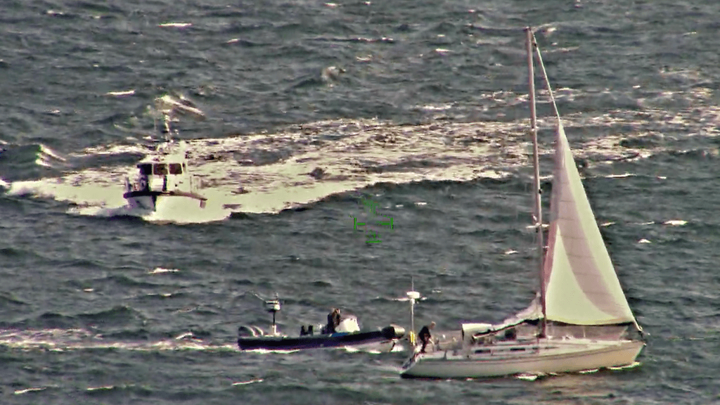 Pelastusoperaatioon osallistui helikopteri, useita veneyksiköitä sekä vartiolaiva Uisko. Kuva: Rajavartiolaitos.