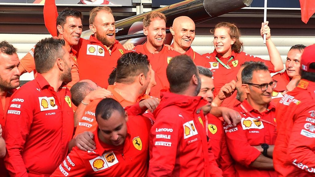 Sebastian Vettel liittyi juhlimaan Ferrarin tallikaverinsa Charles Leclercin voittoa takariviin.