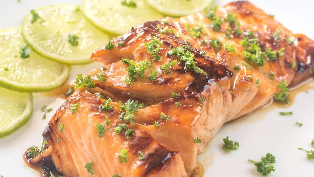 Hunajaglaseerattu lohi on makeansuolainen herkkuruoka.