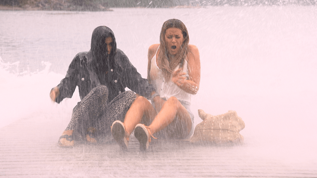 Sofia Arasolan näyttelemä Lola ja Johanna Puhakan näyttelemä Alissa tähdittävät Rantabaari-sarjaa.