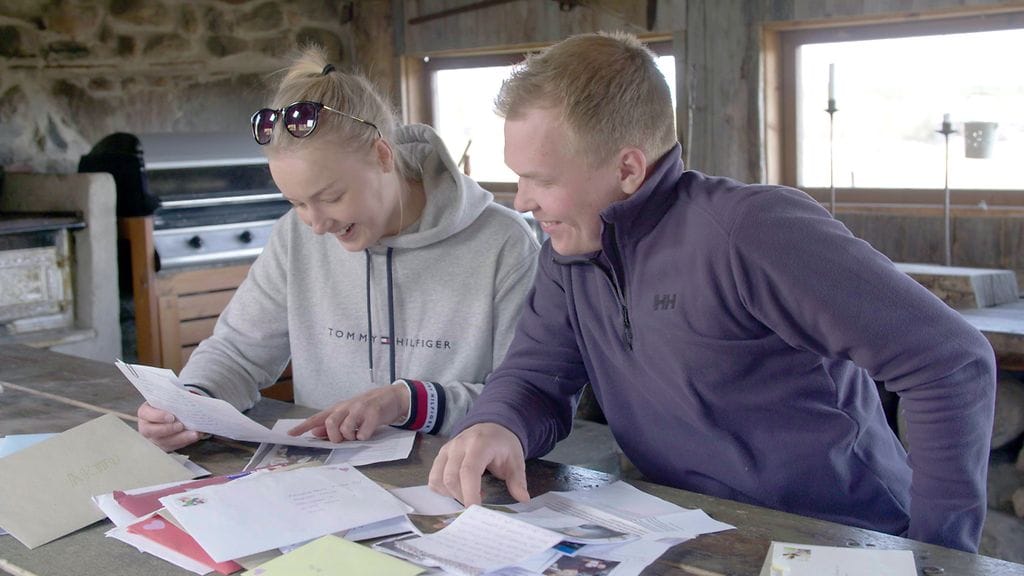 Maajussi-Arttu käy illan jaksossa saamiaan kirjeitä läpi.