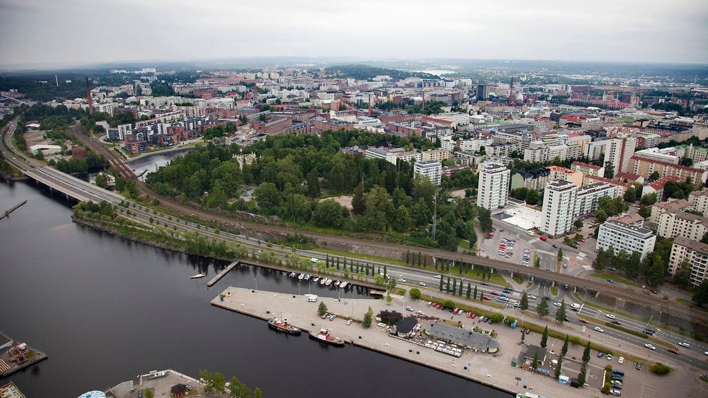 Tampereen rantatunneli myötäilee Näsijärven rantaa.