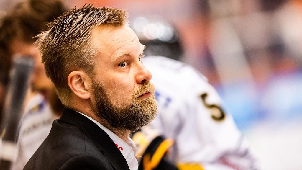 Mikko Manner saa sapiskaa Petteri Sihvoselta.