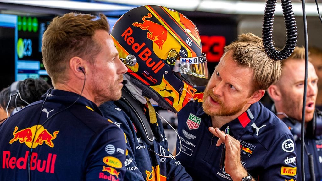 Pierre Gasly sai ohjeistusta ensimmäisiin F1-harjoituksiinsa Red Bullin insinööreiltä.