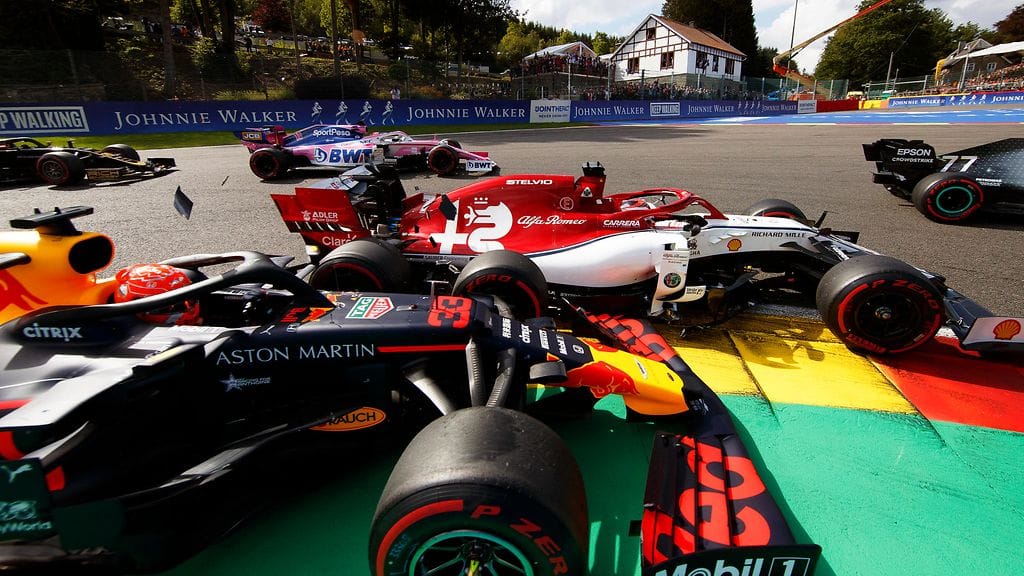 Kimi Räikkönen ja Max Verstappen kolaroivat heti avausmutkassa Belgiassa.