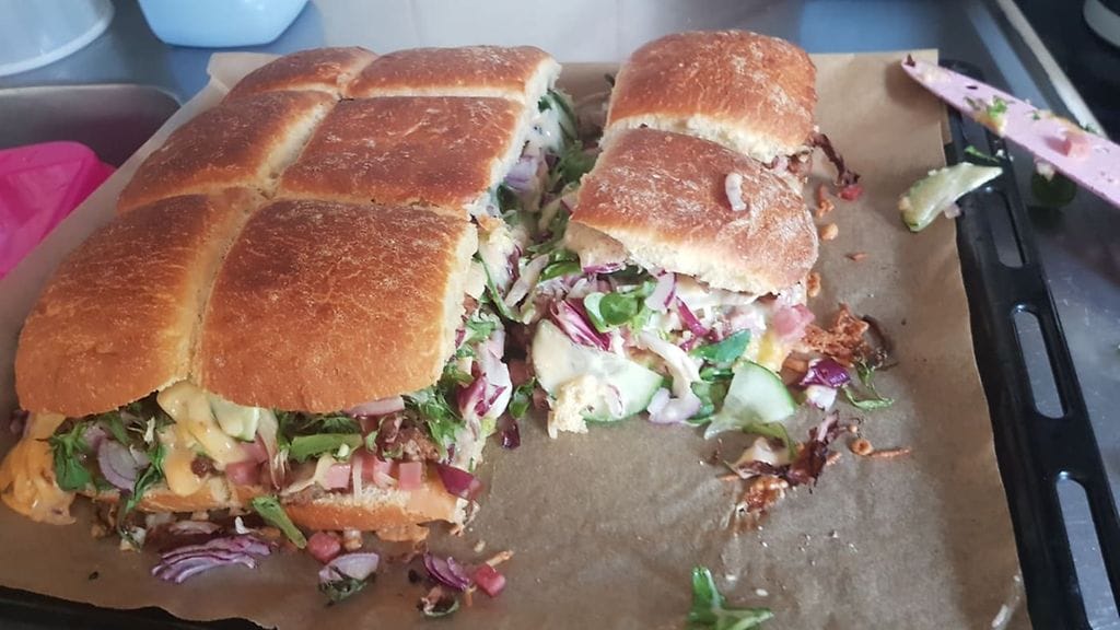 Annen tekemä koko perheen burgeri.