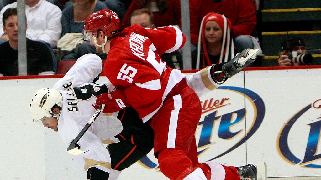 Teemu Selänne sai kokea Niklas Kronwallin taklauksien voiman useaan otteeseen.