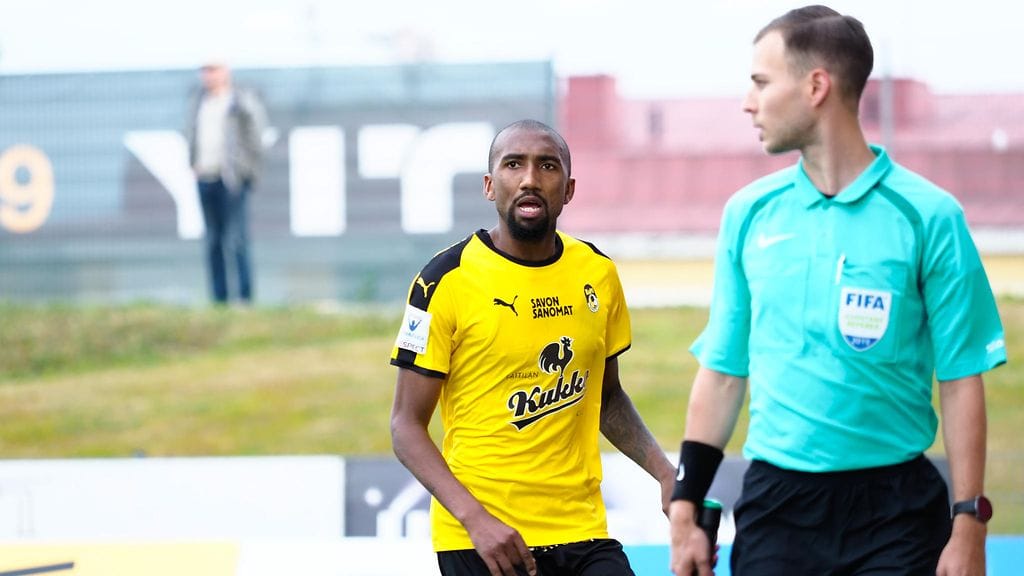 KuPS:in Lucas Rangel loukkaantui ottelussa Vaasan Palloseuraa vastaan.